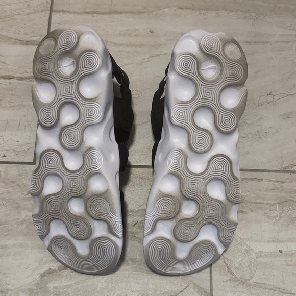 Nike Black and White Sandals - Picture 5 of 5